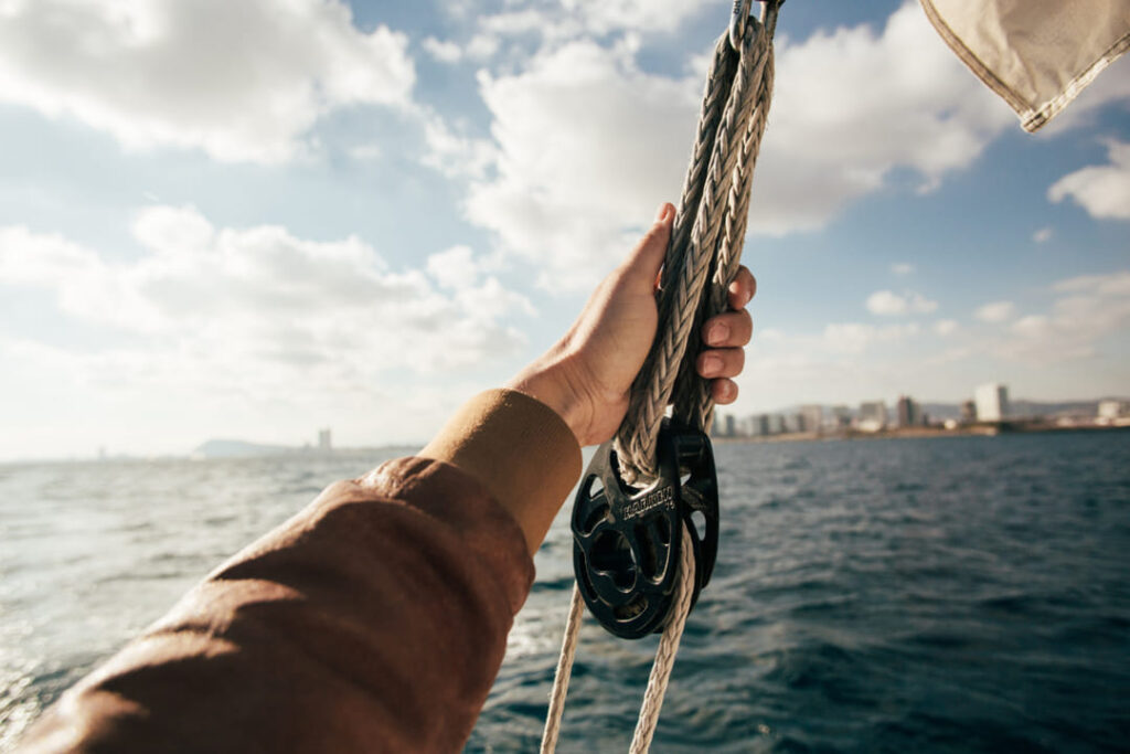 Imagen e una persona navegando en un barco con patrón en Lanzarote.