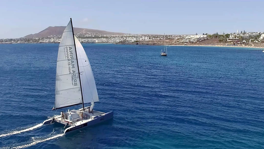 Velero navegando por Lanzarote