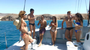 Personas disfrutando de un paseo en vela por Lanzarote