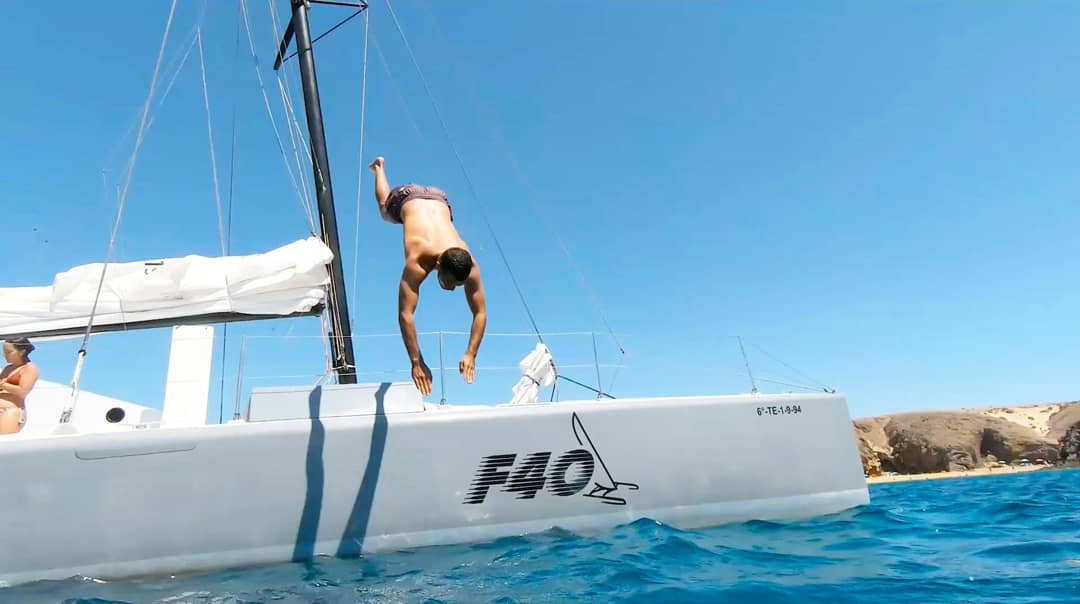 Hombre disfrutando de navegar en vela en Lanzarote.